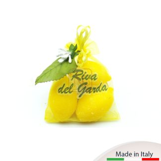 Confezione di 3 saponi a forma e fragranza di limone in sacchetto personalizzato più fiorellino e foglia.