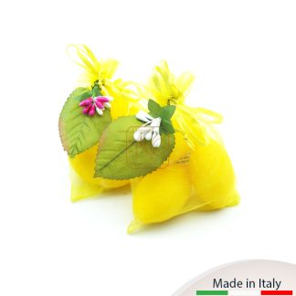 Confezioni di 3 saponi a forma e fragranza di limone in sacchetto più fiorellino e foglia.