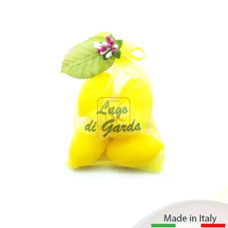 Confezione di 5 saponi a forma e fragranza di limone in sacchetto personalizzato più fiorellino e foglia.