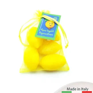 Confezione di 5 saponi a forma e fragranza di limone in sacchetto con cartoncino.