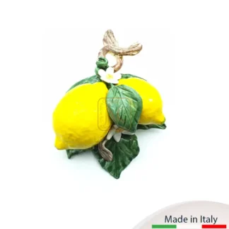Grappolo murale formato da un limone piccolo ed un limone medio, entrambi adagiati su foglie.