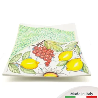 Piatto quadrato cm.30x30 con decoro limoni ed uva più palline in altorilievo. Ideale come piatto da portata o centro-tavola.