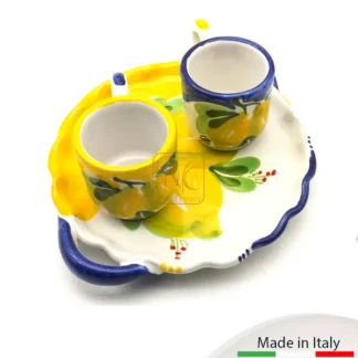 Vassoio tondo,cm.20, con manici completo di due tazzine per il caffè nei colori blu e giallo. Un'ottima idea regalo.