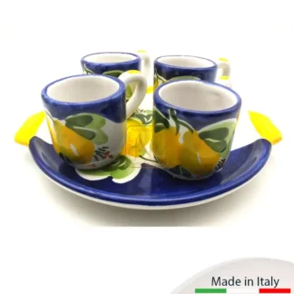 Vassoio tondo, cm.20, con manici completo di 4 tazzine per il caffé nei colori blu e giallo ma disponibile in vari colori.