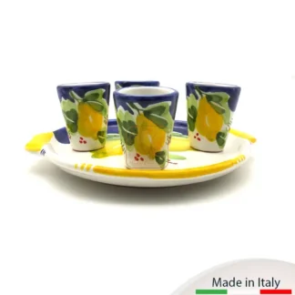 Vassoio tondo,cm.22, con manici completo di 4 bicchierini limoncello nei colori blu e giallo. Idea regalo.