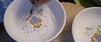 Decorazione di un piatto in ceramica vietrese